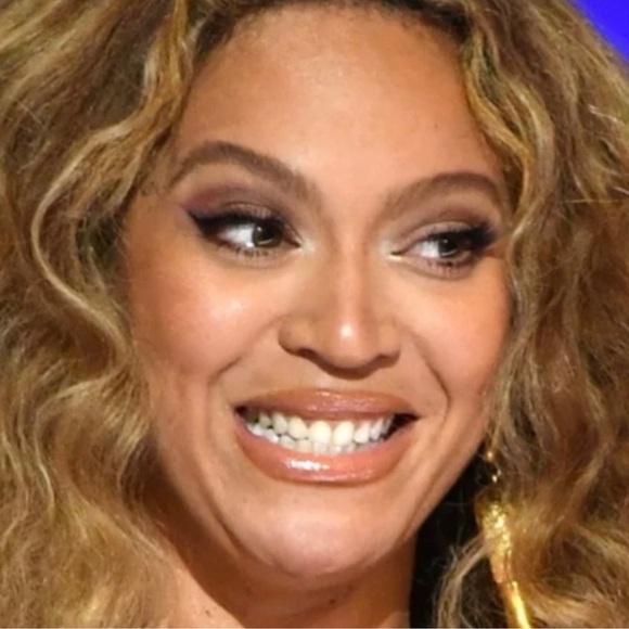 KVD Beauty XO Lip Gloss CAMELLIA 10 - Picture 8 of 9